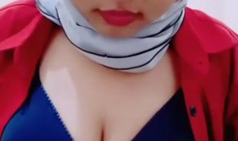 Karyawati Jilbab Pamer Depan Kamera