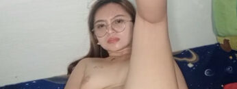 ABG Kacamata Ngangkang Colok Memek Pakai Jari