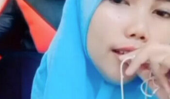 Gadis Hijab Biru Omek Sampai Basah