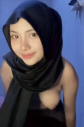 Adina Hijab Pamer Bogel