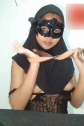 VICOLETA Hijab Suka BDSM.jpg