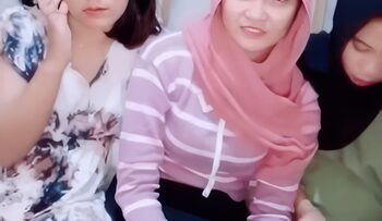 3 Cewek hijab Kena Gilirs.bmp