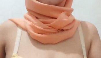 BUNDA LUSIE Hijab Ngocok Sotong 1.jpg