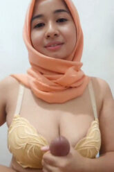 BUNDA LUSIE Hijab Ngocok Sotong.jpg