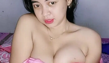 Pratiwi Pamer Memek.jpg