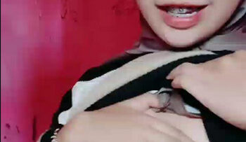 RIRI Hijab Masih Malu Malu.jpg
