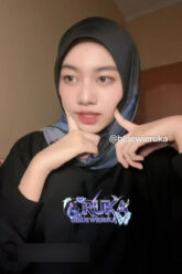 MIKA RUKA Hijab Ngangkang Ngocok.jpg