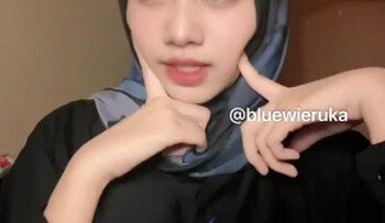 MIKA RUKA Hijab Ngangkang Ngocok.jpg