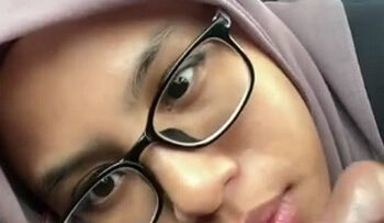 RINA Pegawai Honorer Nyotong Di Mobil.jpg