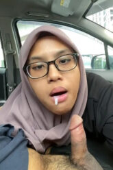 RINA Pegawai Honorer Nyotong Di Parkiran Kantor.jpg