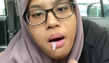 RINA Pegawai Honorer Nyotong Di Parkiran Kantor.jpg