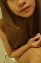 UMI KASANAH Nyobain Dildo.jpg