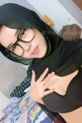 YUMA Hijab Polos Tapi Brutal Ngocok Memek.jpg