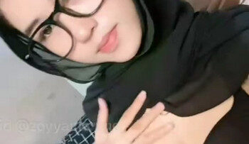 YUMA Hijab Polos Tapi Brutal Ngocok Memek.jpg