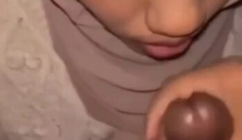 Pacar Hijab Ketagihan Nyepong.jpg